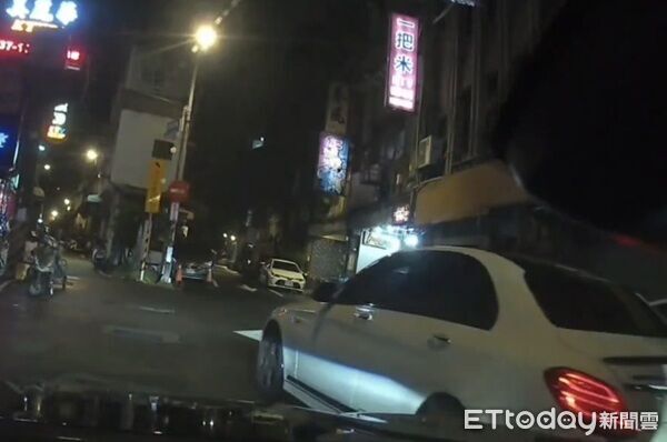 ▲白色賓士小客車行車不穩，巡邏員警予以攔停（圖／保安警察大隊提供）