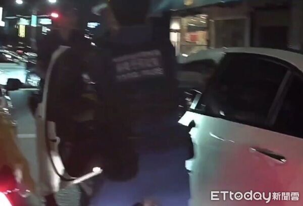 ▲▼鄭男遭攔停拒不受檢更口出三字經，被員警合壓制在地。（圖／保安警察大隊提供）