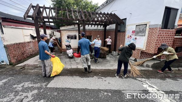 ▲▼為了迎接馬拉松賽事，六十石山在地鄉親開心清掃賽道。（圖／富里鄉公所，下同）