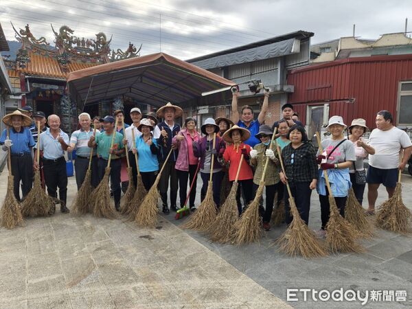 ▲▼為了迎接馬拉松賽事，六十石山在地鄉親開心清掃賽道。（圖／富里鄉公所，下同）