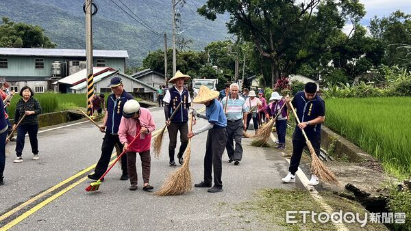 ▲▼為了迎接馬拉松賽事，六十石山在地鄉親開心清掃賽道。（圖／富里鄉公所，下同）