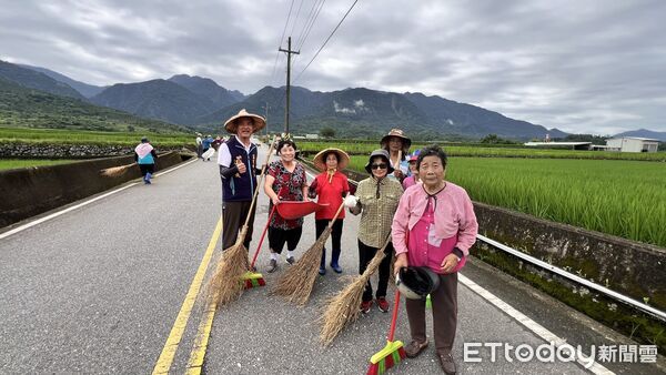 ▲▼為了迎接馬拉松賽事，六十石山在地鄉親開心清掃賽道。（圖／富里鄉公所，下同）