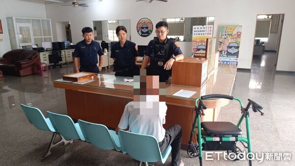 ▲東港警方服務張姓老翁。（圖／記者陳崑福翻攝）