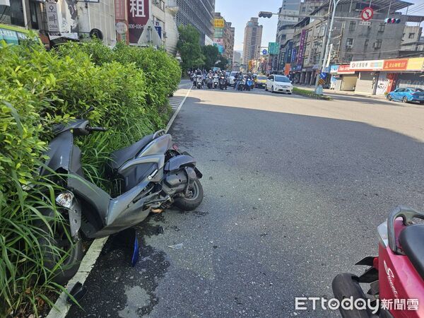▲▼ 新店一輛BMW闖紅燈左轉,遭綠燈的機車攔腰撞上。(圖/記者陳以昇翻攝,下同)