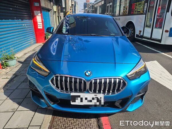 ▲▼ 新店一輛BMW闖紅燈左轉,遭綠燈的機車攔腰撞上。(圖/記者陳以昇翻攝,下同)