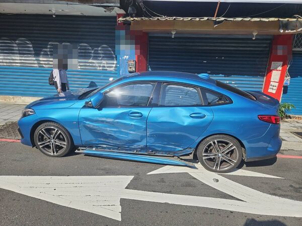 ▲▼ 新店一輛BMW闖紅燈左轉,遭綠燈的機車攔腰撞上。(圖/記者陳以昇翻攝,下同)