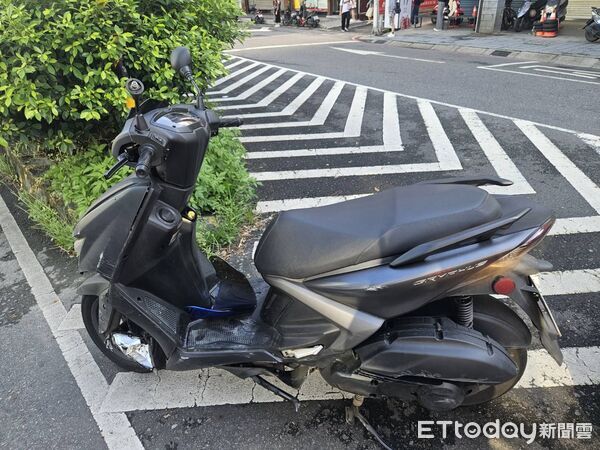 ▲▼ 新店一輛BMW闖紅燈左轉,遭綠燈的機車攔腰撞上。(圖/記者陳以昇翻攝,下同)