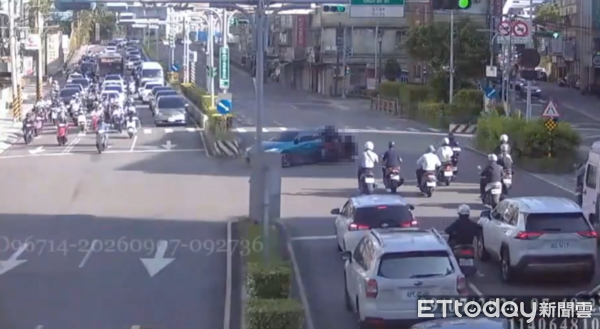 ▲▼ 新店一輛BMW闖紅燈左轉,遭綠燈的機車攔腰撞上。(圖/記者陳以昇翻攝,下同)