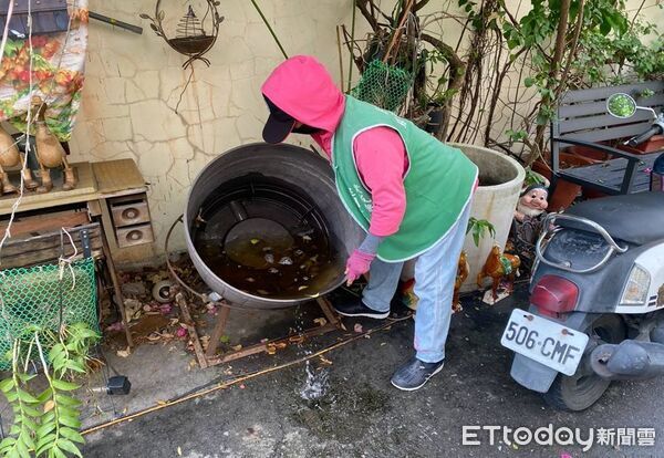 ▲清除積水及垃圾，避免登革熱。（圖／屏東縣政府提供）