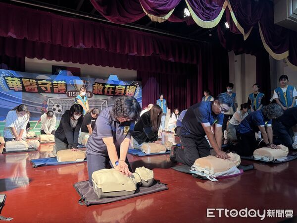 中華醫大迎近2000名新鮮人 入學第一課先學CPR＋AED救命術