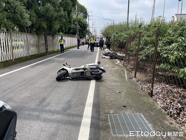 ▲警察機車毀損。(圖/記者陳崑福翻攝)