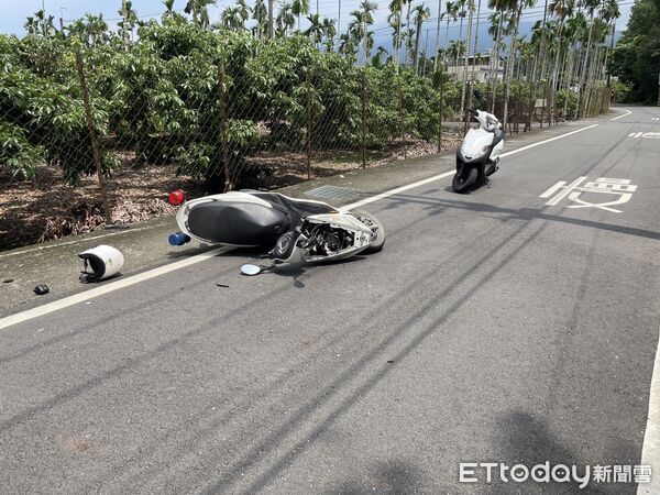 ▲警察機車毀損。(圖/記者陳崑福翻攝)