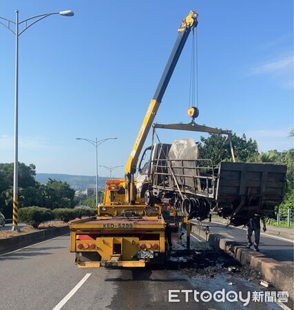 ▲彰化東外環貨車突然竄濃煙燒成火球。（圖／記者唐詠絮翻攝）
