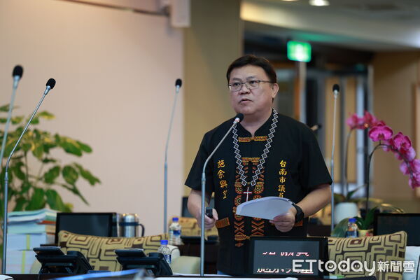▲台南市議員施余興望指出，爭取3年的原住民微型保險接連2次流標，要求市府儘速提出替代保障方案。（記者林東良翻攝，下同）