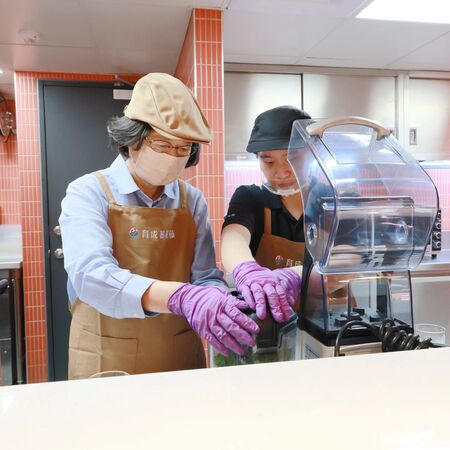 ▲▼前總統蔡英文7日也前往育成永續庇護園區，體驗打蠟、做精力湯。（圖／蔡英文臉書）