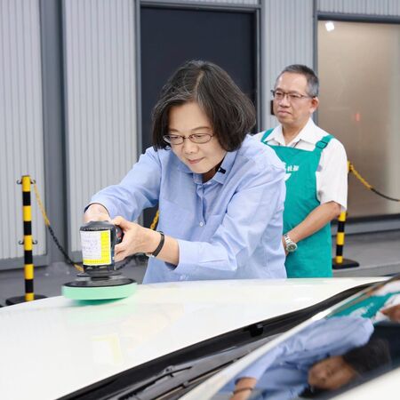 ▲▼前總統蔡英文7日也前往育成永續庇護園區，體驗打蠟、做精力湯。（圖／蔡英文臉書）