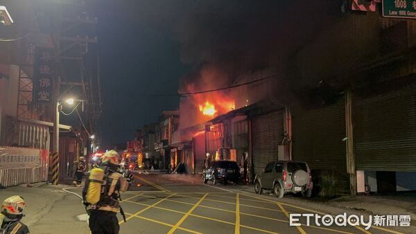 桃園八德工廠晚間竄火！96消防員、46車搶救 環保局急示警下風處
