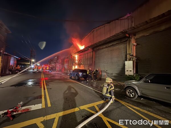 ▲桃園八德廣福路工廠今晚發生大火，警消出動96人灌救。（圖／記者沈繼昌翻攝）