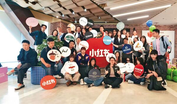 中國近年想以產業先進的形象，吸引台灣學子到對岸就業發展，也確有網紅組團赴中參訪相關企業。（翻攝臉書）