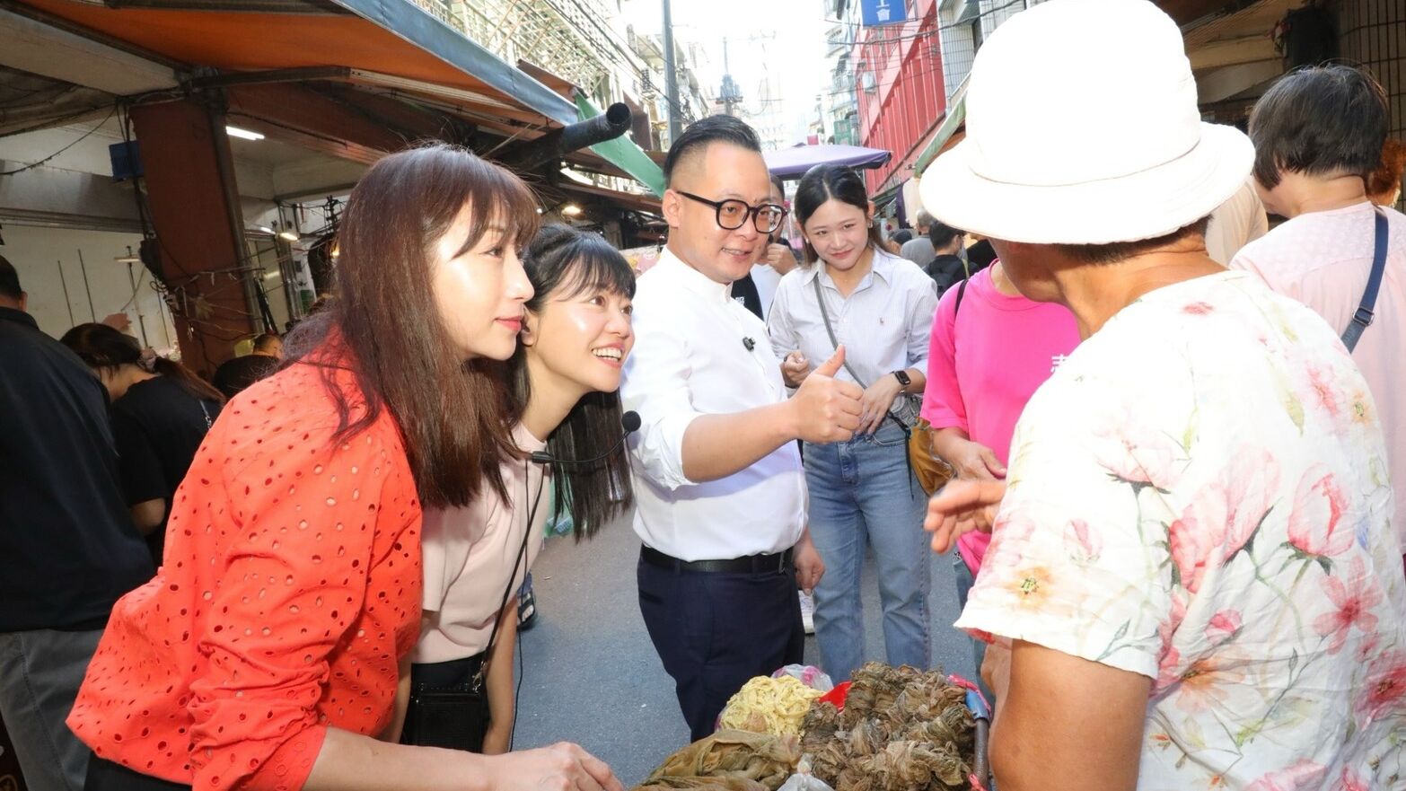▲「基隆人戰隊」合體南興市場 許淑華挺童子瑋：不如換他來做。（圖／記者郭世賢翻攝）
