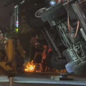 超玄！120噸吊車翻覆7小時...5車猛拉沒用　燒金紙後終扶正