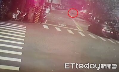快訊／冷血畫面曝！賓士男撞倒護理師　路口「大迴轉」輾頭奪命