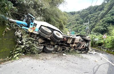預拌混凝車上坡打滑「翻落邊坡」驚險畫面曝　車頭砸地駕駛慘死
