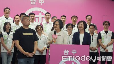 小英吉祥物來了!開箱何欣純競總 嗆他「沒選上別來見我」