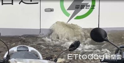 台南路面遭掏空!公車「輪陷」受困...700mm水管爆裂慘況曝