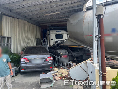槽車駕駛撿水瓶「失控撞進民宅」毀3屋3車 整排圍牆瞬間粉碎