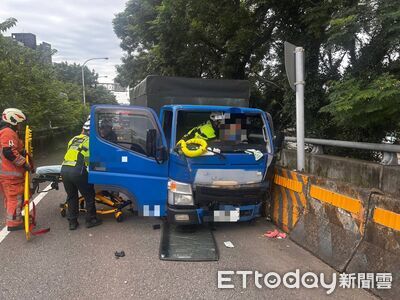快訊/新竹68快速道路貨車自撞!駕駛一度受困 救出緊急送醫