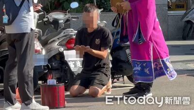 護理師弟跪20分鐘招魂!「連擲22筊」才獲3允杯 法師:可能有心願