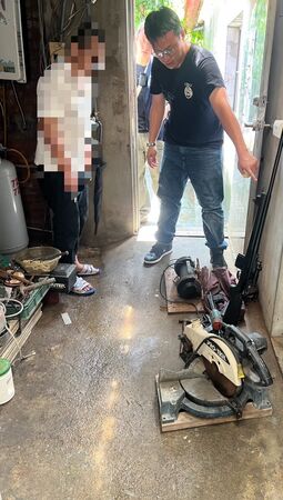 ▲蔡姓老毒蟲出獄後涉嫌經營地下兵工廠，警方搜索查獲改造槍械，嫌犯辯稱：都是死者朋友寄放！（圖／記者楊永盛翻攝）