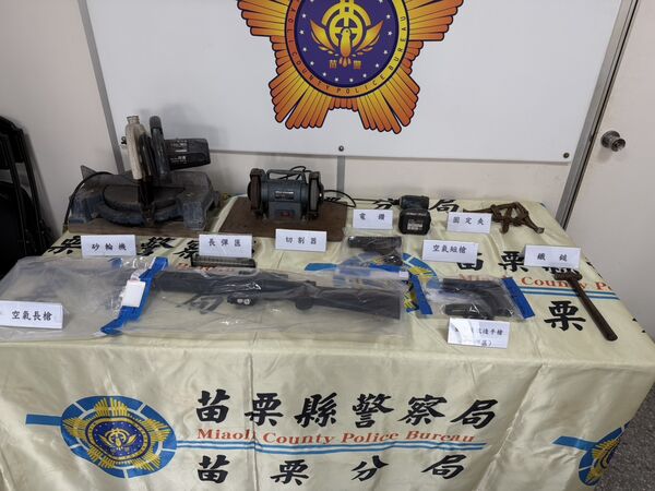 ▲蔡姓老毒蟲出獄後涉嫌經營地下兵工廠，警方搜索查獲改造槍械，嫌犯辯稱：都是死者朋友寄放！（圖／記者楊永盛翻攝）