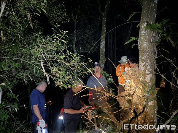 ▲65歲許姓男子獨走台南東山小獅嶺步道時迷路,警消、義消及在地居民連夜進入山區搜尋。(記者林東良翻攝,下同)