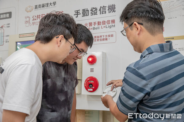 ▲嘉藥公共安全及消防系國考再傳捷報，共10名學生順利通過消防警察人員四等特考第一階段。（記者林東良翻攝，下同）