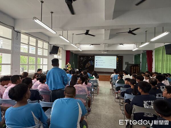 ▲大武警走入大王國中舉辦校園法治宣導，透過互動及有獎徵答方式，向學生宣導交通安全、防詐及反毒觀念。（圖／記者楊晨東翻攝）