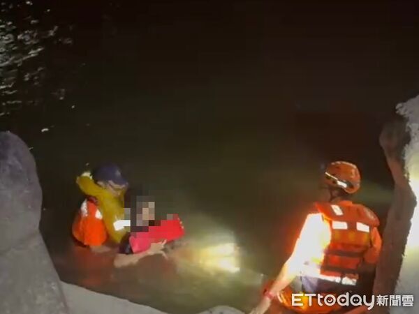 ▲海巡人員鎮海沙灘救援。（圖／海巡署提供）