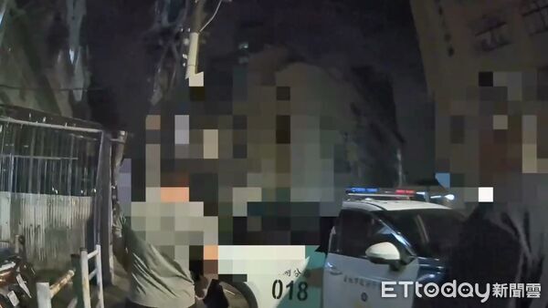▲北市警局督察室會同內湖警方在文德街一處高檔住宅大樓內查獲德州撲克職業賭場。（圖／記者張君豪翻攝）