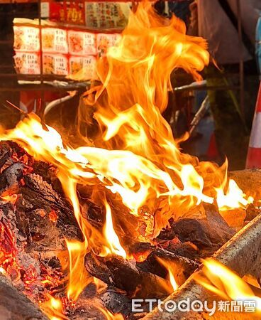 ▲竹山大士爺文化祭火焰映出「奔馬」奇景，民眾直呼神奇。（圖／竹山正覺寺提供）