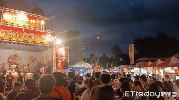 ▲竹山大士爺文化祭火焰映出「奔馬」奇景，民眾直呼神奇。（圖／竹山正覺寺提供）