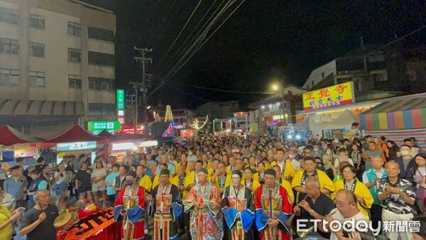 ▲竹山大士爺文化祭火焰映出「奔馬」奇景，民眾直呼神奇。（圖／竹山正覺寺提供）