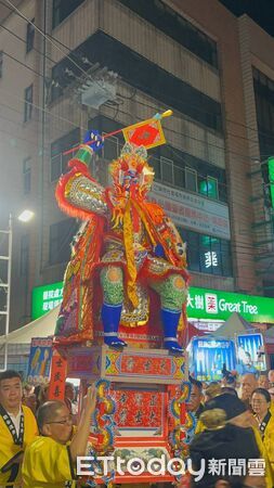 ▲竹山大士爺文化祭火焰映出「奔馬」奇景，民眾直呼神奇。（圖／竹山正覺寺提供）