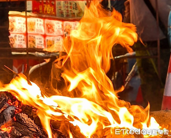 ▲竹山大士爺文化祭火焰映出「奔馬」奇景，民眾直呼神奇。（圖／竹山正覺寺提供，下同）