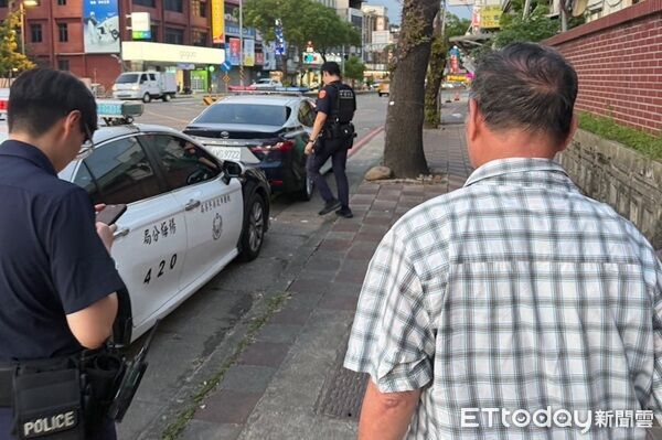 ▲▼警方確認走失的男子，將他載返警所由家人帶回。（圖／中壢警分局提供）