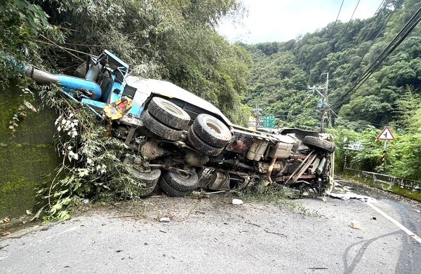 ▲桃園市復興區桃112鄉道昨天下午發生預拌混凝車不慎翻覆事故。（圖／大溪警分局提供）