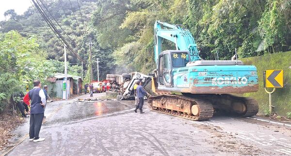 ▲桃園市復興區桃112鄉道昨天下午發生預拌混凝車翻覆事故，大溪警消到場處理。（圖／大溪警分局提供）