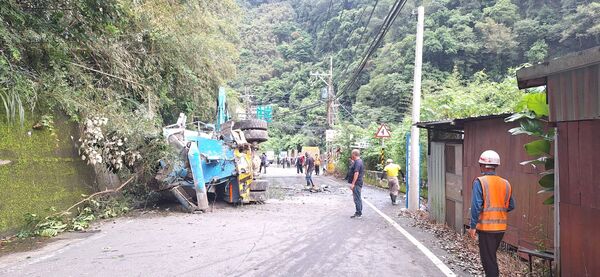 ▲桃園市復興區桃112鄉道昨天發生預拌混凝車翻覆事故，警消到場協助排除障礙物。（圖／大溪警分局提供）