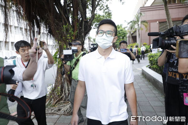 ▲▼三立電視前副總之子龔益霆涉性侵女友藝人江祖平開庭，庭訊結束後龔益霆不發一語離開法庭。（圖／記者湯興漢攝）