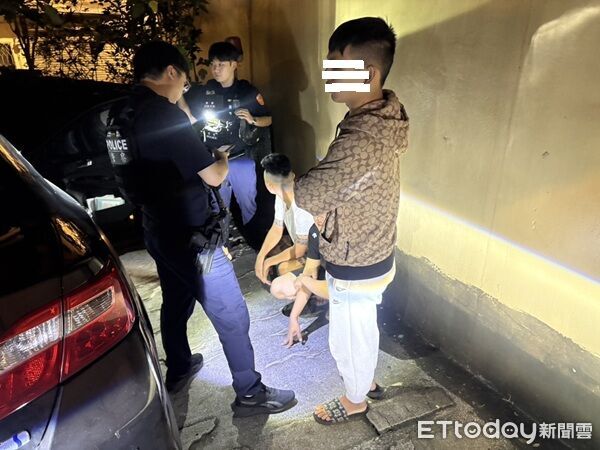 ▲警方於死巷攔獲拒檢逸車輛及3名男子。(圖/楊梅警分局提供)